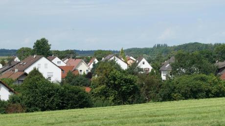 Satteldächer prägen baulich das Ortsbild von Deisenhausen. Im Baugebiet „Ost“ sind nach einem neuerlichen Beschluss des Gemeinderates auch weiterhin Häuser mit Walmdächern zulässig. 