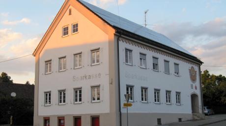 Bis März war in diesem Gebäude in Münsterhausen die Sparkassenzweigstelle untergebracht. Nun möchte die Marktgemeinde dort einen Sitzungsraum mieten. 