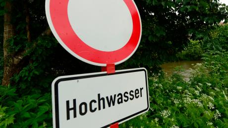 Ein Schild mit der Aufschrift Hochwasser warnt nach den starken Regenfällen mit Überschwemmungen am 8. Juni 2016 an der Günz vor dem Befahren ufernaher Wege.