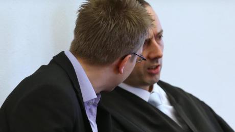Der Angeklagte sitzt im Landgericht Memmingen auf der Anklagebank neben seinem Anwalt Harald Müller (rechts). Der Mann ist des versuchten Mordes an seiner Schwiegermutter angeklagt.