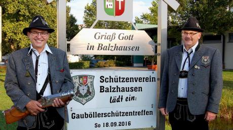 Franz Graf (rechts), Vorsitzender des Schützenvereins Balzhausen, und „Schussmeister“ Herbert Geiger (links) freuen sich schon auf das Böllerschützen-Treffen in Balzhausen. 