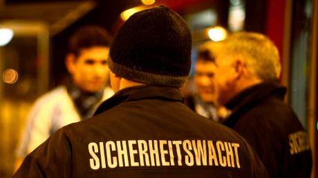 Nach zahlreichen Einbrüchen, Sachbeschädigungen und einem tätlichen Angriff auf Ichenhausens Zweiten Bürgermeister beschloss der Stadtrat, eine Sicherheitswacht einzuführen.