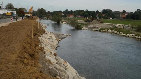 Die Hochwasserschutzbauten an der Günz in Deisenhausen werden bei gutem Wetter noch in diesem Jahr fertiggestellt. Derzeit wird an der Westseite des Flusses ein Deich aufgeschüttet. 