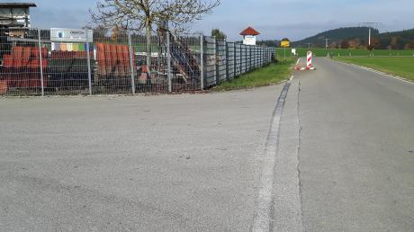Die Barriere für eine Fahrbahnverengung bei der Einfahrt zum Gewerbegebiet in Waltenhausen bleibt bestehen, beschloss der Gemeinderat. 