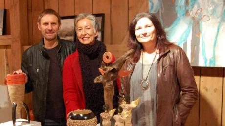 Viele neue Skulpturen, Keramik-Kreationen und Gemälde zeigen (von links) Stefan Pilz, Andrea Pilz und Monika Ostheimer bei der Herbstausstellung der Stadl-Galerie Pilz in Mindelzell.