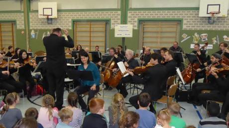 Auftritt der Augsburger Philharmoniker in Ursberg: Die Schulturnhalle wurde zur Konzerthalle. 
