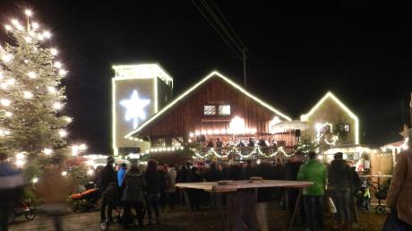 Der Weihnachtsmarkt in Ziemetshausen wurde am Freitagabend feierlich eröffnet. Bürgermeister Anton Birle würdigte das Engagement aller Mitwirkenden. Der Markt ist noch bis einschließlich Sonntag geöffnet. 