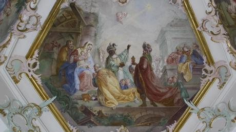 Das zentrale Deckengemälde in der Weihnachtskapelle zeigt die Ankunft der drei Könige am Stall von Bethlehem. Wie das gesamte Schloss in Markt Wald ist auch die Kapelle im vergangenen Jahr grundlegend saniert worden. 