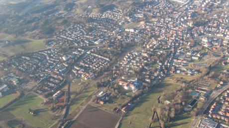 Blick aus der Vogelperspektive auf Krumbach: Die Einwohnerzahl entwickelt sich in der Kammelstadt weiter nach oben. 