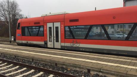 Nach der Umstellung läuft der Betrieb auf der Mittelschwabenbahn noch nicht rund. In Aletshausen gibt es Probleme beim Schülertransport. (Archivfoto) 