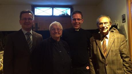 Bürgermeister Norbert Weiß, Pfarrer Klaus Bucher und stellvertretender Landrat Dr. Josef Langenbach gratulierten Adele Schmid zum 95. Geburtstag.