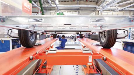 Die Chassisproduktion von Alko Fahrzeugtechnik in Ettenbeuren. Das Unternehmen ist seit gut einem Jahr mit dem Unternehmen Dexter Axle zu Dexko verschmolzen.