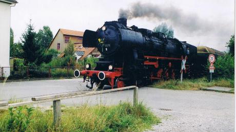 Bis 1959 prägten Dampfloks das Bild der Region zwischen Dinkelscherben und Thannhausen. Von da an wurden Dieselloks eingesetzt, im September 1966 wurde der Personenverkehr eingestellt. Die Aufnahme beim Bahnhof Ziemetshausen entstand im Jahr 2000 anlässlich der letzten Dampfzug-Sonderfahrt nach Thannhausen. 