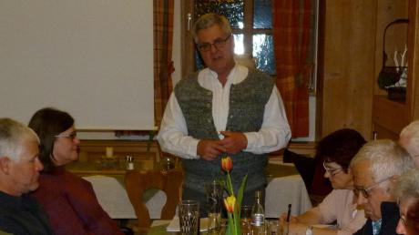 Joachim Böck (Mitte), Vorsitzender des Ziemetshauser Heimatvereins, berichtete bei der Generalversammlung über die Aktivitäten des Vereins.  	