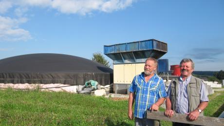 Landwirt Alois Rampp (links) stellt mit seiner Biogasanlage Nahwärme für 35 Haushalte zur Verfügung. Rechts Waltenhausens Bürgermeister Karl Weiß.