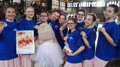 So sehen Sieger aus: Die Mädchen der Tanzgruppe des Ringeisen-Gymnasiums nach der Siegerehrung beim Landeswettbewerb in Schrobenhausen.
