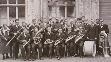 Vor 90 Jahren wurde der Musikverein Wettenhausen gegründet – ohne Instrumente und ohne Noten. Das Bild zeigt den Verein vor dem Kronensaal in Augsburg-Lechhausen, wo er noch in selben Jahr bereits beim Weihnachtskonzert spielen durfte – und natürlich wurden bis dahin auch schon Instrumente angeschafft. 