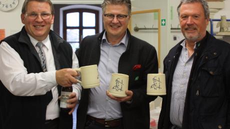 Stoßen mit den neuen Bierkrügen an: Hans-Peter Rothe (links), Hansi Kraus (rechts) sowie Thomas Kerscher.
