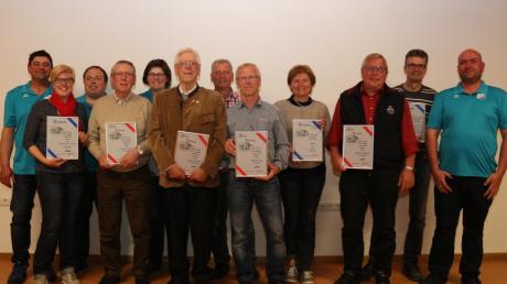 Das Bild zeigt langjährige Mitglieder und Übungsleiter des SV Aletshausen bei der Generalversammlung, umrahmt von 2. Vorsitzendem Gerd Miller (links) und 1. Vorsitzendem Martin Bertele (rechts) bei der Ehrung. 	