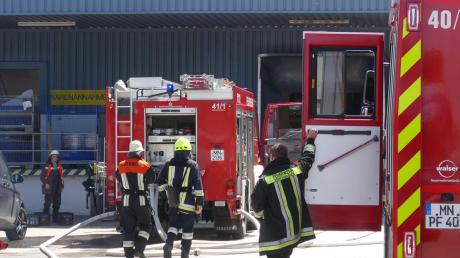 Die Feuerwehren hatten den Brand bei Wanzl schnell unter Kontrolle. Durch einen technischen Defekt entstand ein Schaden von rund 100.000 Euro.