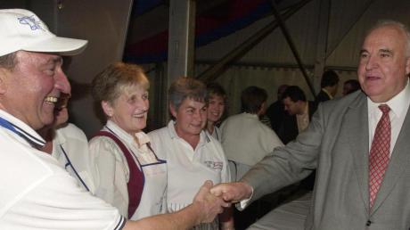 Handschlag für den Mann, der für Helmut Kohls Gastspiel 2002 in Krumbach das Ochsenfleisch zubereitete: Kohl mit Jakob Reinartz (links). 