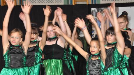 Zum Festakt studierten die Tanzgruppe des SFZ eine Choreografie „Von Mozart bis Falco“ ein. Unser Bild zeigt die Mädchen bei ihrer mit viel Beifall bedachten Vorführung. 