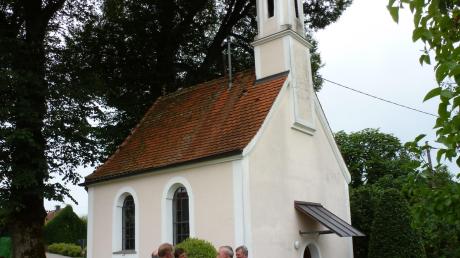 Ein Kleinod ist die Kapelle „Maria Opferung“ in Hairenbuch. Doch jetzt ist sie sanierungsbedürftig. Bürgermeister Karl Weiß zeigte dem Gemeinderat die Schäden bei einem Ortstermin. 