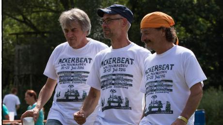 Drei der Organisatoren, von links: Georg Drexel, Thomas Volk und Ottmar Finkele, schwingen das Tanzbein.  Auf dem rechten Bild testet Bild in der Mitte: Axel Brandt. 