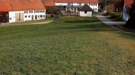 Gaismarkt ist ein Ortsteil von Winzer, das zur Gemeinde Aletshausen gehört. Im Bereich „Tobel“ von Gaismarkt (unser Bild) sollen drei Baugrundstücke erschlossen werden. Dazu beschloss der Gemeinderat die Aufstellung eines Bebauungsplanes und hob den bereits verabschiedeten Einbeziehungssatzungsbeschluss auf. 
