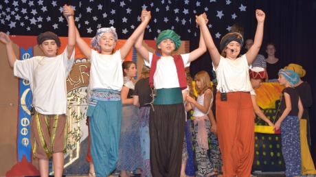 Eine das ganz Schuljahr dauernde Zusammenarbeit des P-Seminars „Musiktheater“ der 11. Jahrgangsstufe und begeisterter Schauspieler und Sänger vor allem aus den 5. und 6. Klassen brachte vier wundervolle Aufführungen des Kindermusicals „Aladin und die Wunderlampe“ hervor.  	
