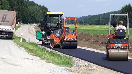 Kräftig gearbeitet wird am neuen Radweg zwischen Hairenbuch und Ebershausen. Im September sollen Radler ihn bereits befahren können. 	