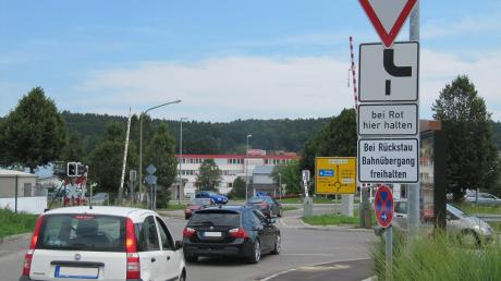 Im Kreisverkehr am Höllgehau stießen zwei Autos am Dienstagmorgen zusammen.