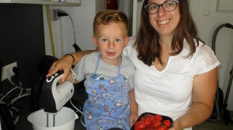 Erdbeer-Kokos-Traum heißt das Rezept, das Julia Wille und Sohn Johannes (drei Jahre) aus Winzer für den Zuckerguss zubereitet haben.  	