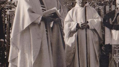 Pfarrer Gleich (Mitte) bei seiner Einführung in Ursberg 1973. Links Dekan Wilhelm Schönmetzler, rechts daneben Pater Justin.