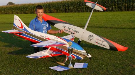 Luca Baumann aus Bayersried erflog sich bei der Deutschen Jugendmeisterschaft den zweiten Platz in der Kategorie Motorkunstflug Expertklasse.  	