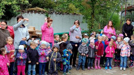 Zum Richtfest für die Kinder-Tagesstätte St. Tobias in Aletshausen hatte das Personal eigens zwei Lieder mit den Kleinen vorgetragen. 	