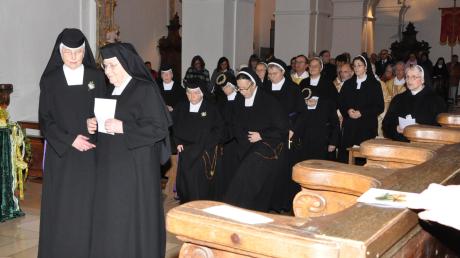 Feierlich begingen am Franziskustag vier Schwestern der St. Josefskongregation ihr Professjubiläum. Unser Bild zeigt sie, begleitet von Mitschwestern, beim Einzug in die Pfarrkirche St. Johannes Evangelist. 