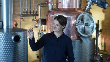 Katharina Zott ist die Geschäftsführerin der Destillerie Zott und hat einen Doktortitel in Oenologie (Weinbau und Weinwirtschaft). 