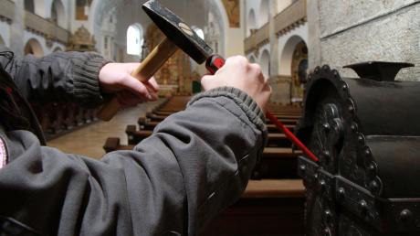 Ein bislang unbekannter Täter brach  in der Petersberger Basilika vier Opferstöcke auf.