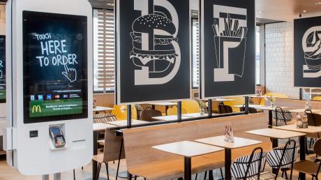 Die McDonald’s-Filiale im Scheppacher Gewerbegebiet wird komplett umgestaltet. Das Restaurant der Zukunft präsentiert sich dann in einem neuen Design, außerdem gibt es digitale Bestellterminals (links im Bild). 