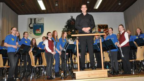 Die Jugendkapelle des Musikvereins Breitenthal übernahm den ersten Teil des weihnachtlichen Konzertes. 	