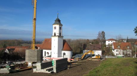 Der Friedhof bei der Kirche in Ellzee wird zur Zeit erweitert. Die Arbeiten sollen laut Gemeinde bis Jahresmitte abgeschlossen sein.