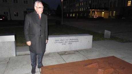 Dr. Theo Waigel am Ursberger Denkmal für die Gefallenen und die Opfer der Euthanasie. Dieses wurde im Jahr 2004 nach einem Entwurf eines Münchner Künstlers errichtet. 