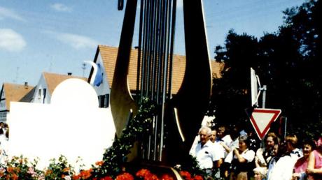 Vor 30 Jahren feierte der Musikverein letztmals einen runden Geburtstag in großem Rahmen. Zum 70-jährigen Jubiläum wurde damals beim Festzug diese Lyra präsentiert. Im nächsten Jahr richtet der Verein nun zum 100-jährigen Bestehen das Bezirksmusikfest aus. 