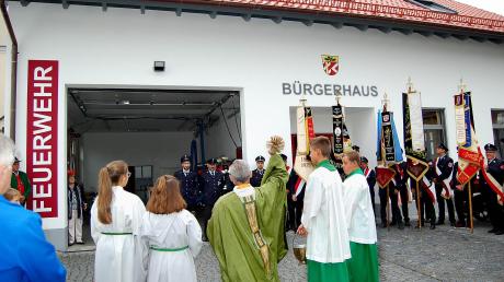 Für Pfarrer Bernhard Endres war die Segnung des neuen Feuerwehr- und Bürgerhauses die erste Amtshandlung in seiner seit 1. September neuen Pfarrei Obergessertshausen. <b>Foto: Karl Kleiber</b>
