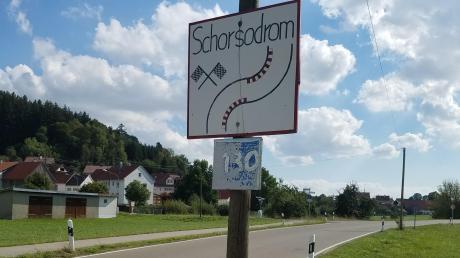 Schon seit Jahren trägt der Verlauf einer Kurve in der Ortsverbindungsstraße nach Krumbach die inoffizielle Bezeichnung „Schorsodrom“, worauf das Schild am nördlichen Ortseingang, wie unser Bild zeigt, hinweist. 