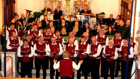 Ein viel beklatschtes gemeinsames Konzert in der Pfarrkirche Sankt Ulrich in Aichen gaben der Musikverein Obergessertshausen und der Männerchor „Zusamklang“ Aichen. Es war ein knapp 90 Minuten langer Augen- und Ohrenschmaus. 	