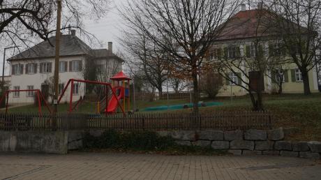 Spielplatz und alte Schule (Gebäude links) waren Themen der Bürgerversammlung in Hausen. 