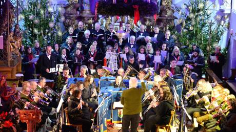 Mit aufwendiger Technik in fantastische Lichtstimmungen getaucht boten der katholische Kirchenchor Neuburg und der Musikverein Neuburg ein feines Weihnachtskonzert in der Pfarrkirche Mariä Himmelfahrt.  	