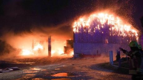 Mehr als 200 Feuerwehrleute waren im Einsatz, um den Brand einer Maschinenhalle in Edelstetten zu löschen.